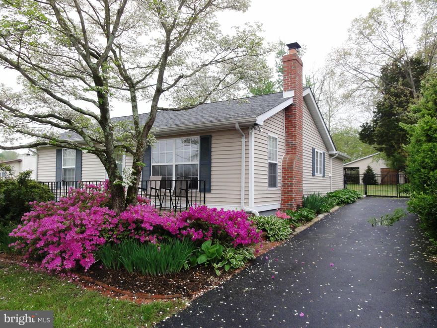 WONDERFUL COTTAGE WITH CHARMING ACCENTS GREET YOU THROUGHOUT THIS LOVELY HOME***LOCATED ON A LARGE WATER-VIEW LOT, THIS LOCATION IS PERFECT*CUSTOM KITCHEN WI/UNIQUE FINISHES, NEW HW FLOORS & CARPET, FP, ARCHWAYS & UPGRADED BATHROOMS COMPLETE THIS DARLING HOUSE*HUGE GARAGE W/TONS OF STORAGE*PLENTY OF OFF STREET PARKING*SHORT WALK TO THE BEACH, TOT LOT & OTHER COMMUNITY AMENITIES*WELCOME HOME