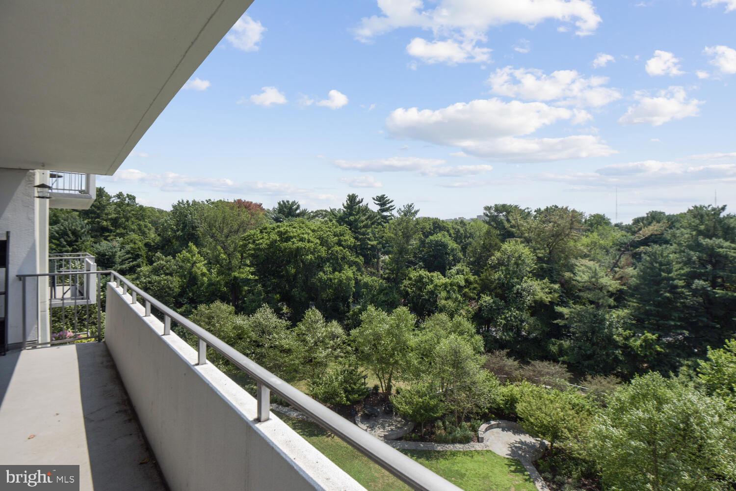 We are pleased to present a spacious, recently renovated one-bedroom, one-bathroom unit at The Kenwood. This apartment features a fully renovated kitchen and bathroom. The highlight of this unit is the large balcony, accessible from both the living room and bedroom, offering breathtaking scenic views. The kitchen is modern and offers ample prep space, while the living area boasts luxury vinyl flooring and upgraded light fixtures. The open layout of the living space allows for a separate dining area, and a spacious living room that opens up to the balcony. The bedroom includes a walk-in closet and access to the balcony, while the renovated bathroom features a walk-in shower.
This apartment also includes an assigned parking space and all utilities are included in the monthly rent. Residents can enjoy amenities such as a 24-hour front desk, secure entry, pool, fitness center, laundry facilities on each floor, and outdoor spaces. The location offers easy access to the Capital Crescent Trail, the new Westbard shopping redevelopment, Friendship Heights restaurants, and the Metro.
An additional storage space in the building is available for an additional fee.
Overall, this apartment at The Kenwood offers a comfortable and convenient living space with modern amenities and a desirable location.