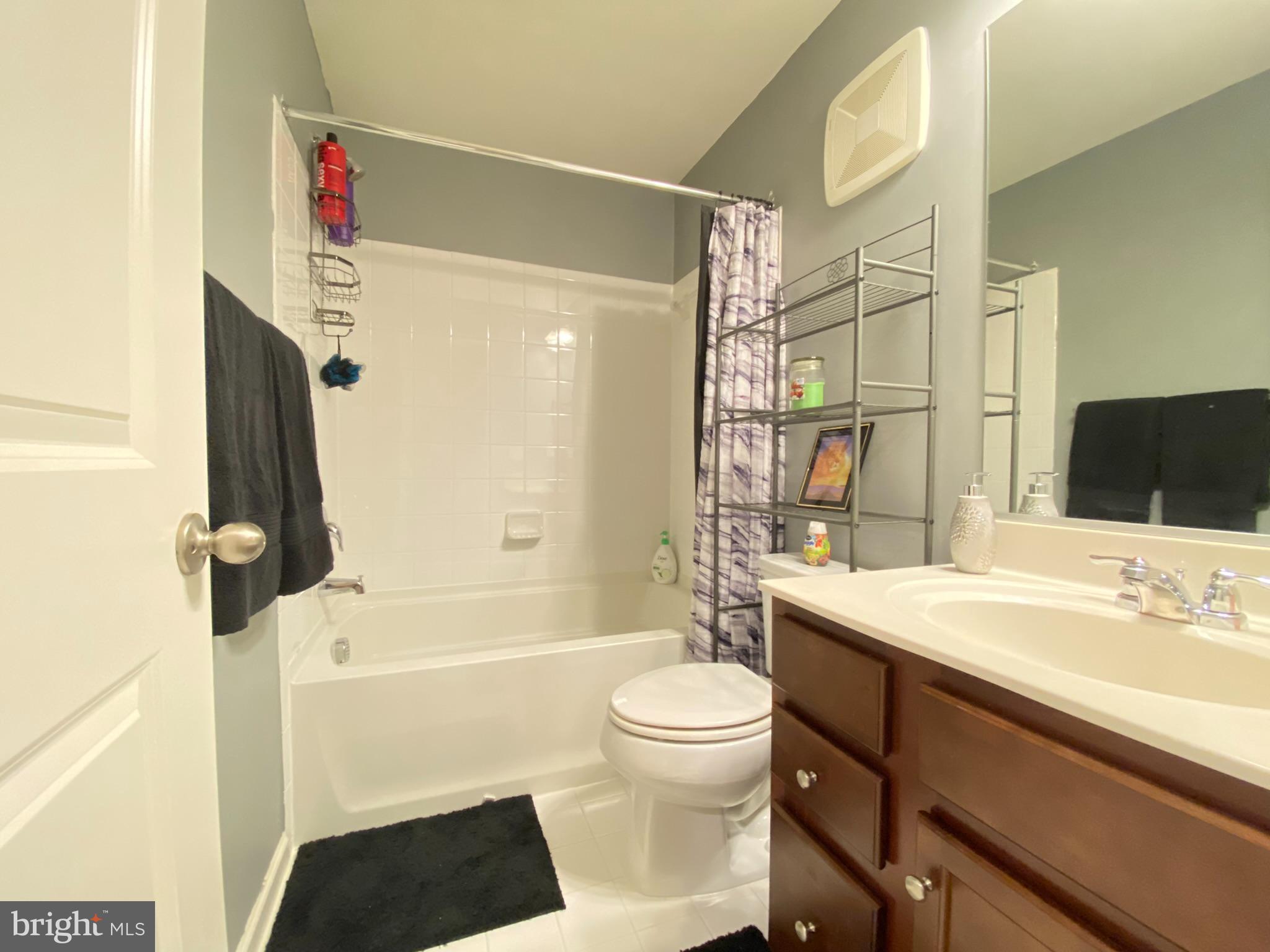 HAMPTON SQUARE - Residential Lease