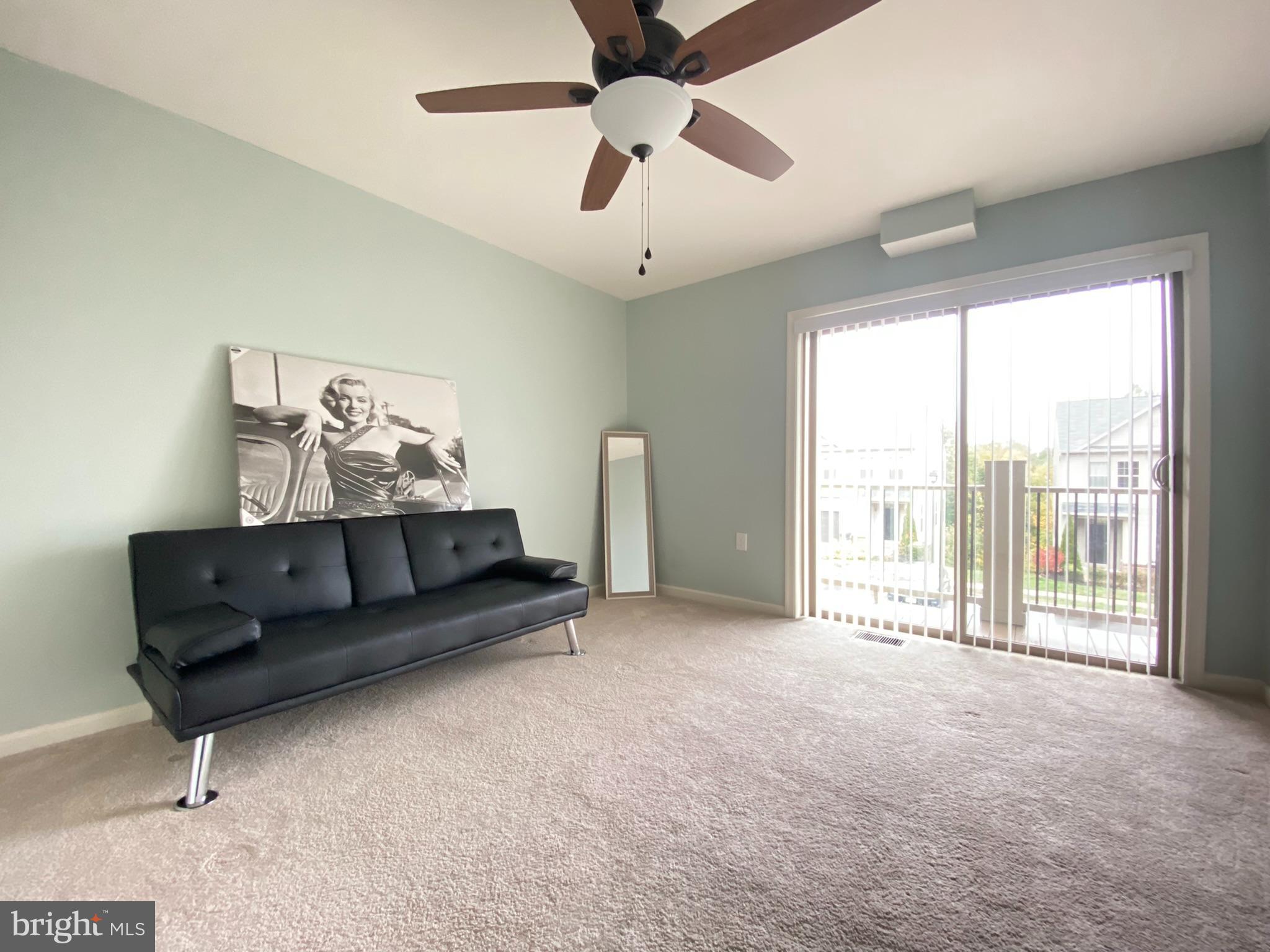 HAMPTON SQUARE - Residential Lease