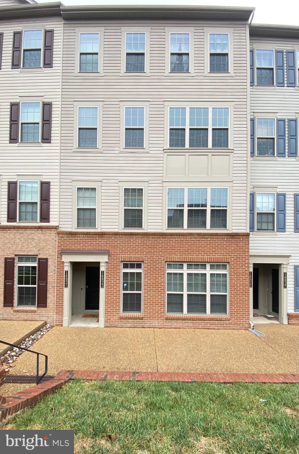 HAMPTON SQUARE - Residential Lease