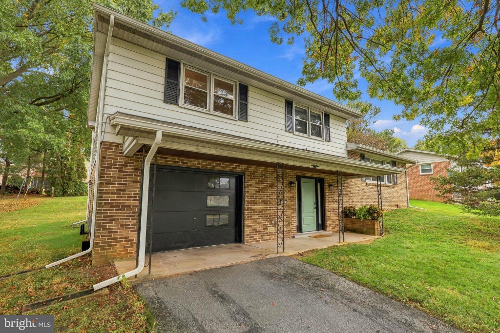 Photo of 208 Swarthmore Drive, LITITZ, PA 17543 (MLS # PALA2097294)