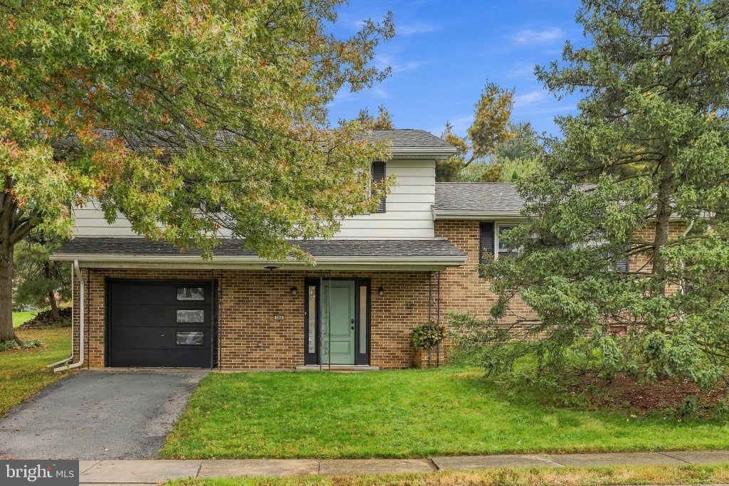 Photo of 208 Swarthmore Drive, LITITZ, PA 17543 (MLS # PALA2097294)