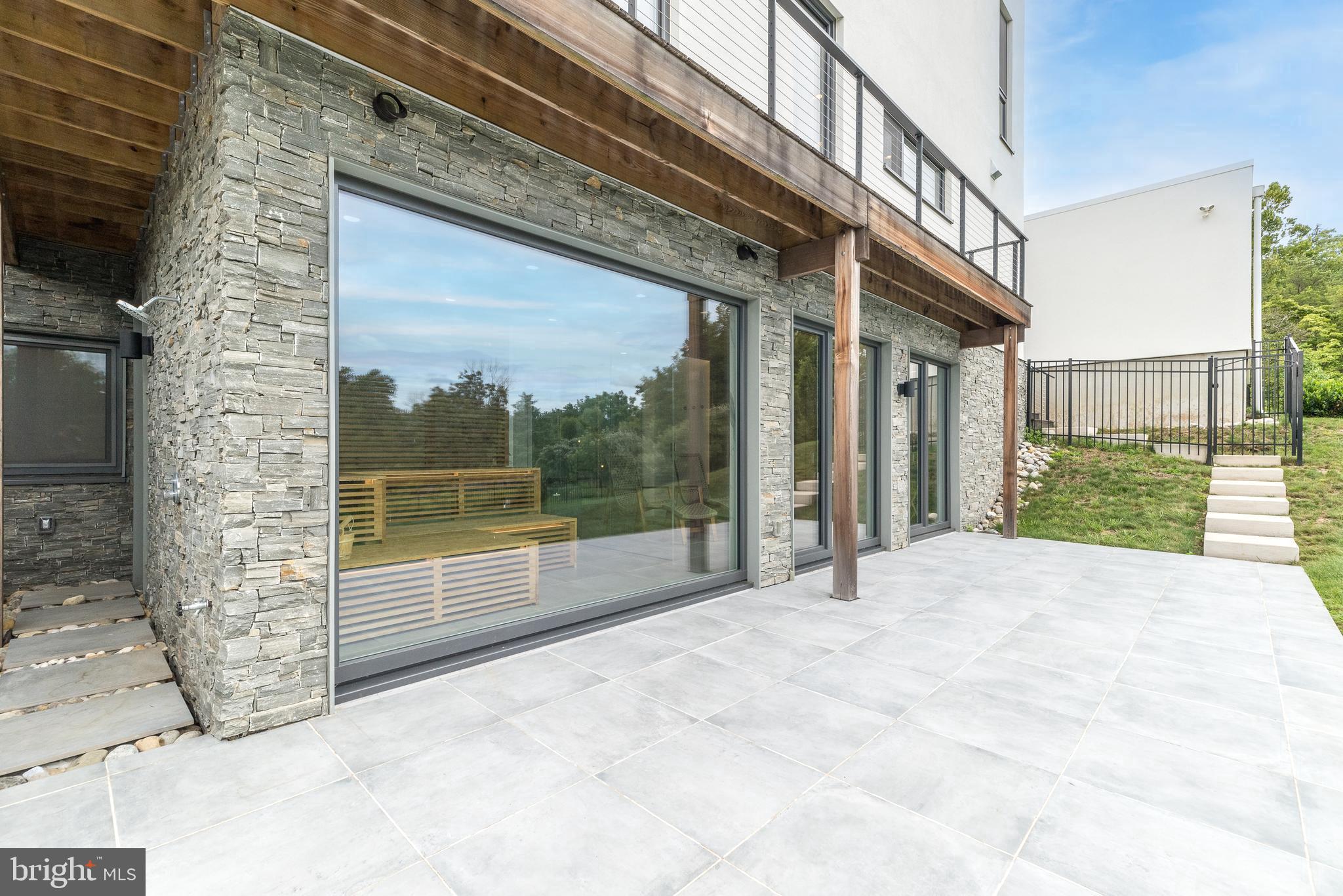 PEBBLE HILL - Residential