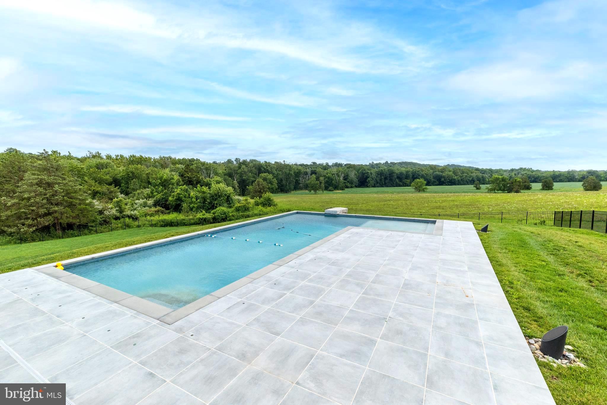 PEBBLE HILL - Residential