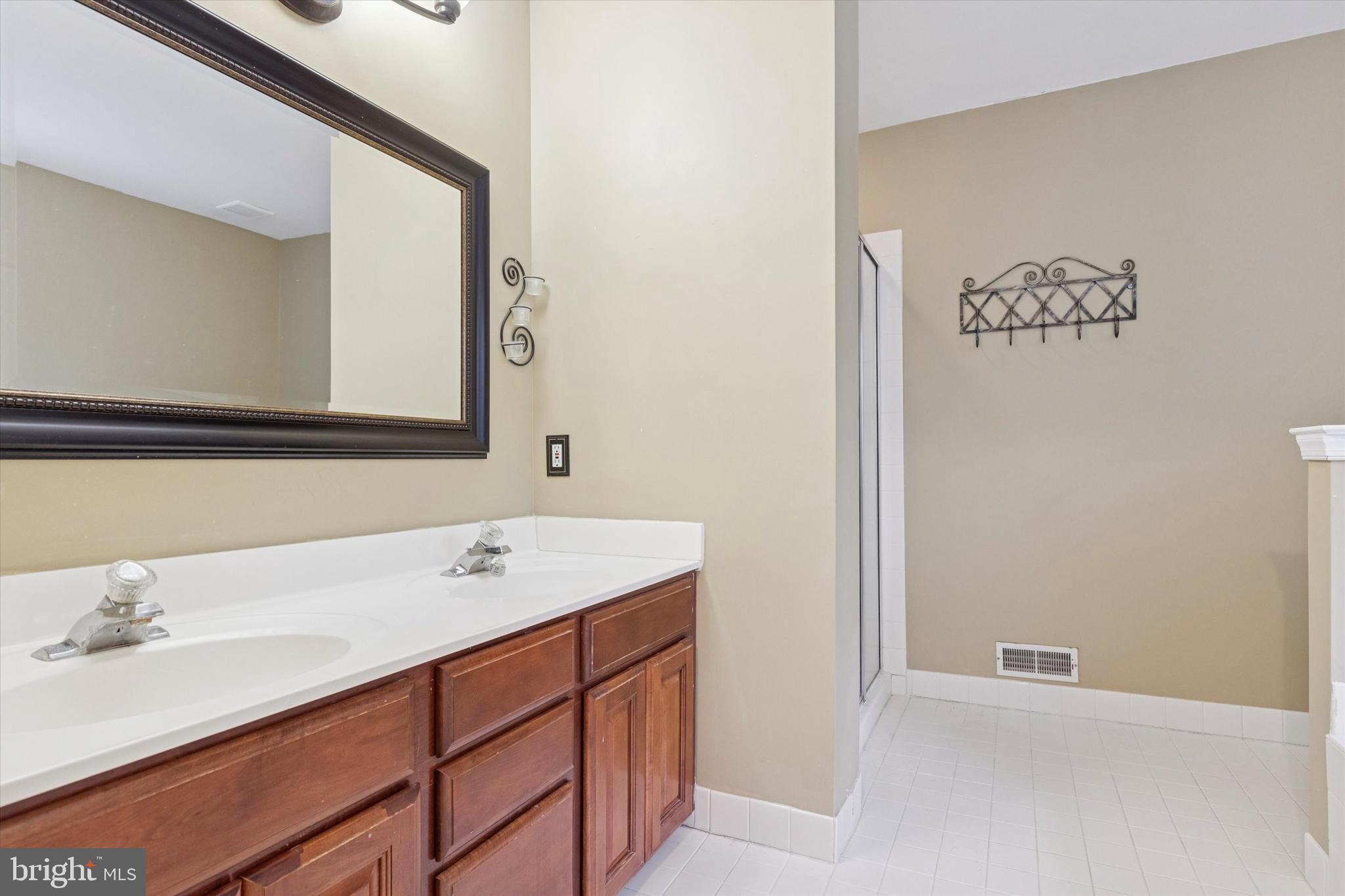 COURTS AT WOODFIEL - Residential