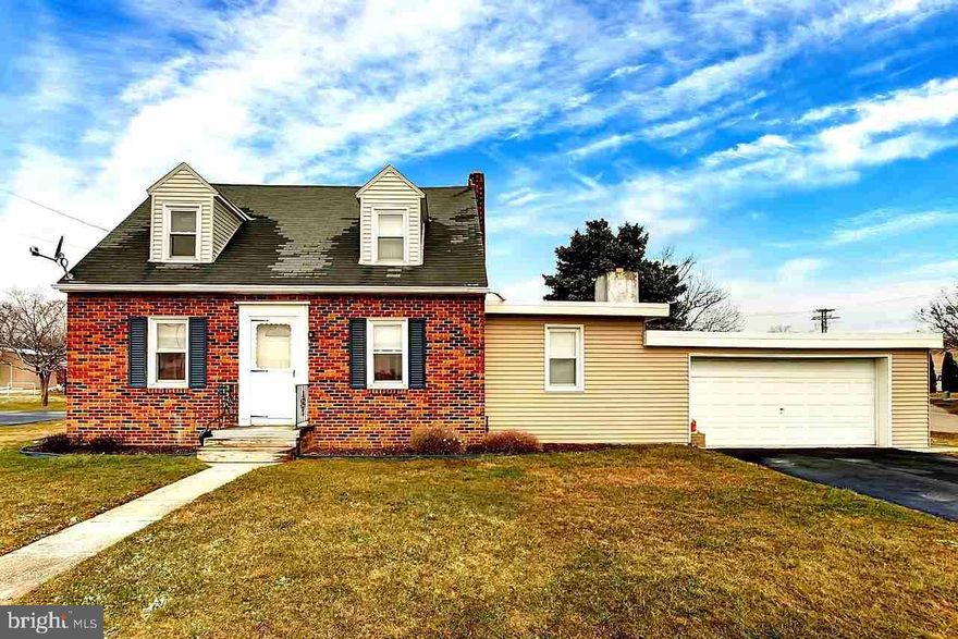 PICKET FENCE CHARM SURROUNDS THIS COLONIAL CAPE. COUNTRY STYLE KITCHEN, 2 CAR OVERSIZED GARAGE, 1ST FLOOR LAUNDRY, ALL SEASONED ROOM, FURNACE 3 YRS NEW.