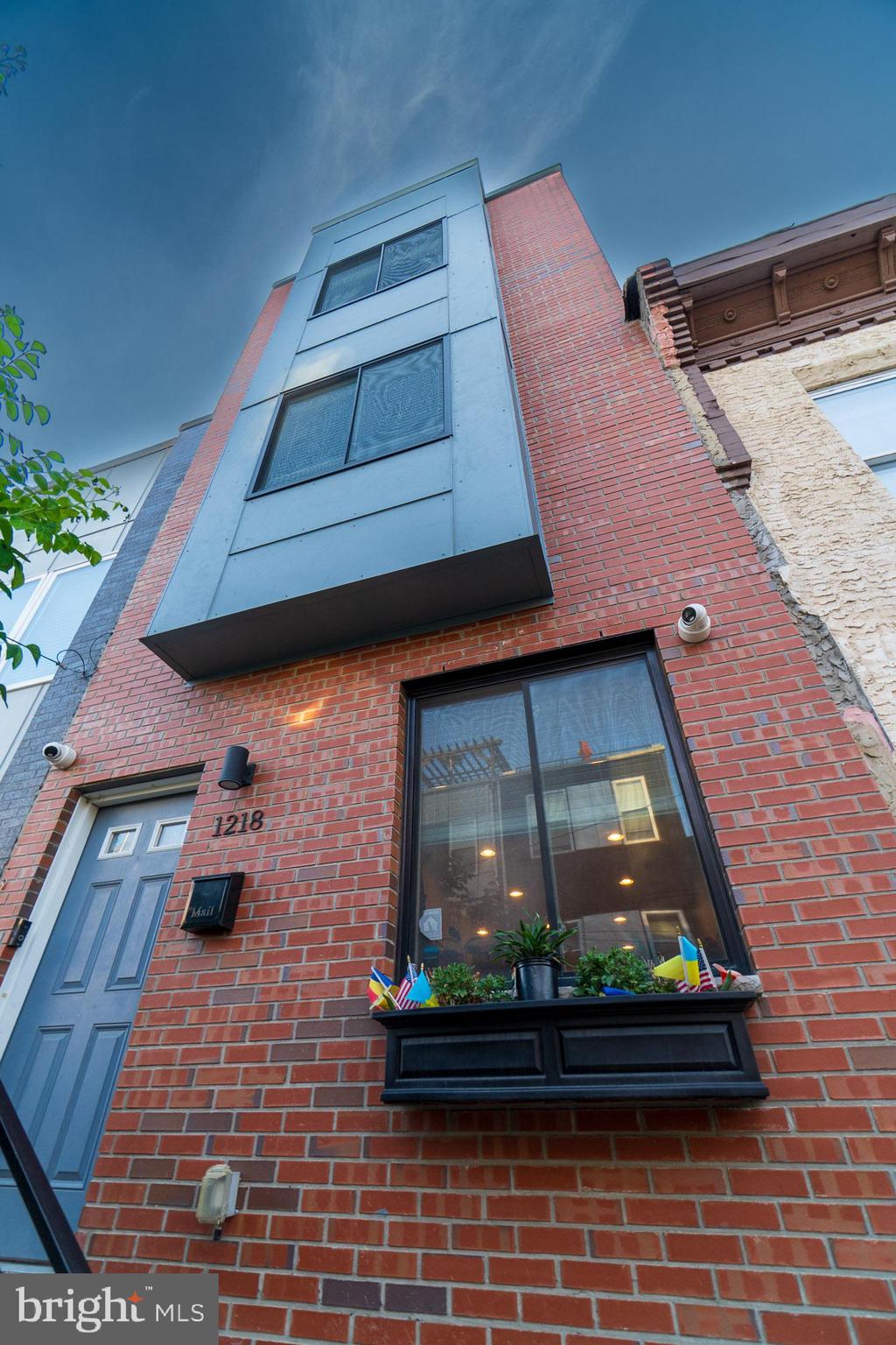 Live in one of Philly’s most sought-after neighborhoods! This spacious 3-bedroom, 3-bathroom home offers a fully finished basement—ideal for a home office, guest suite, or gym—and a rooftop deck with sweeping views of the Center City skyline. Located just one block from Graduate Hospital, close to Crnter City, public transit and only 25 minute walk to HUP/Pavilion/CHOP, it’s perfect for anyone seeking a central, walkable location.
Enjoy nearby green space with tennis courts, plus top neighborhood spots like Sidecar Bar & Grille, Sardine Bar, Breezy café and deli, Dock Street Brewery, and grocery options including Giant and the soon-to-open Aldi—all just minutes away.
Don't miss your chance to make this bright, stylish home your own!
**Pets allowed with owner approval. Tenants responsible for all utilities. Available for move-in June 1st.**