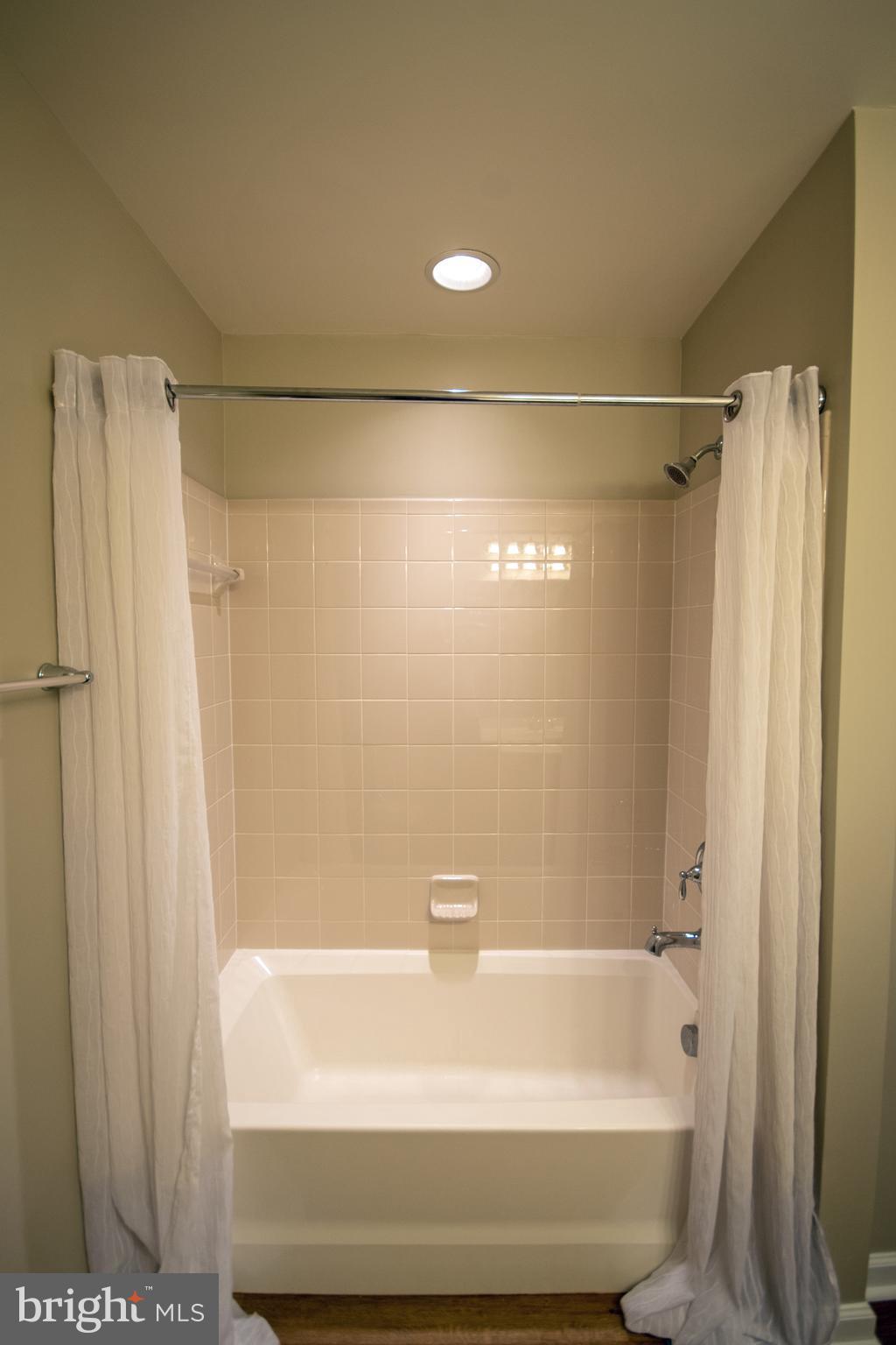 VIRGINIA MANOR TOWNHOMES - Residential Lease