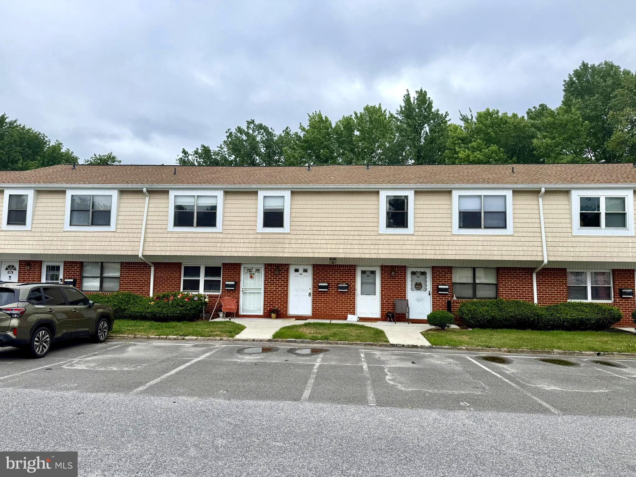 909 SILVER COURT