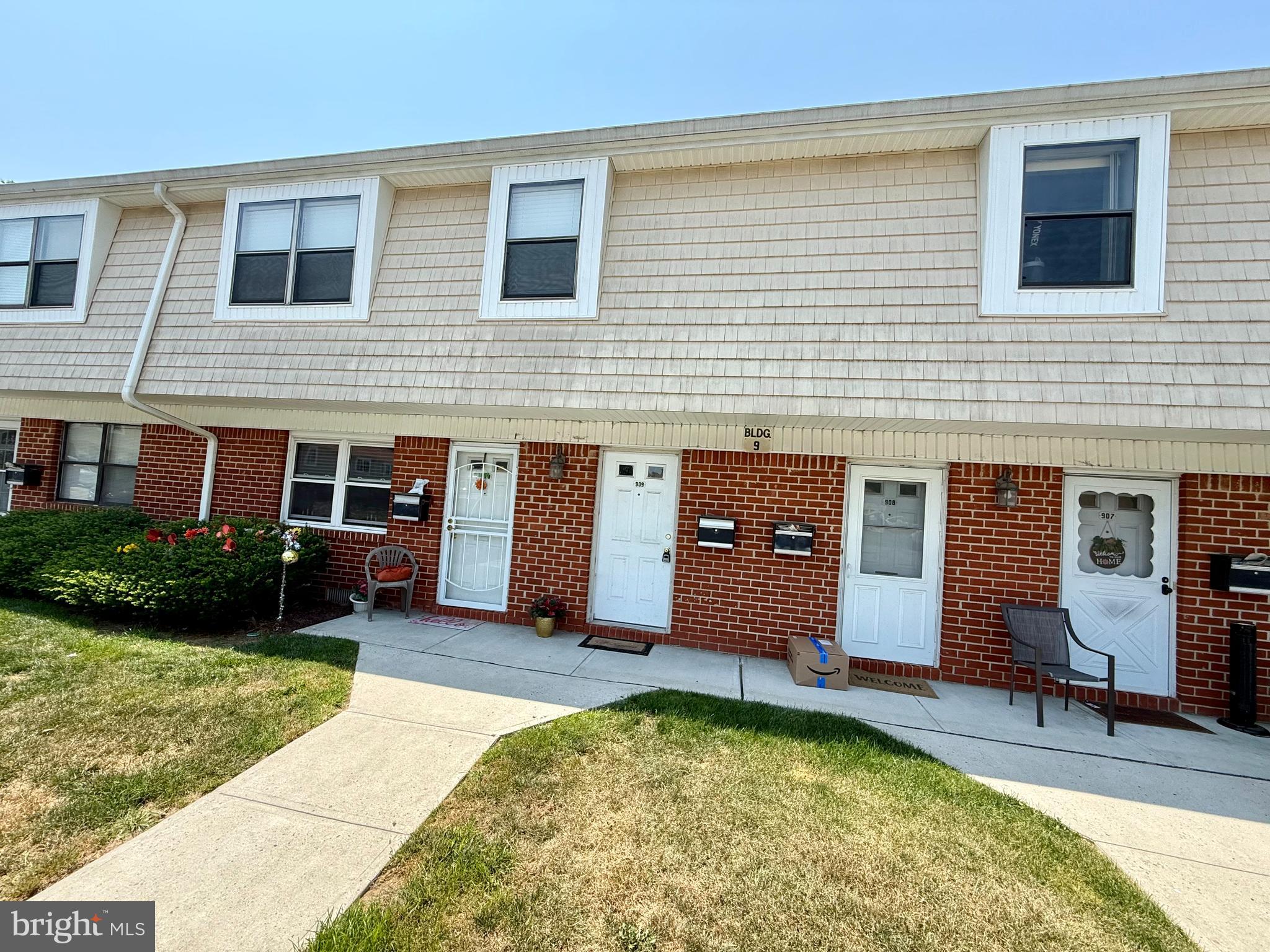 909 SILVER COURT