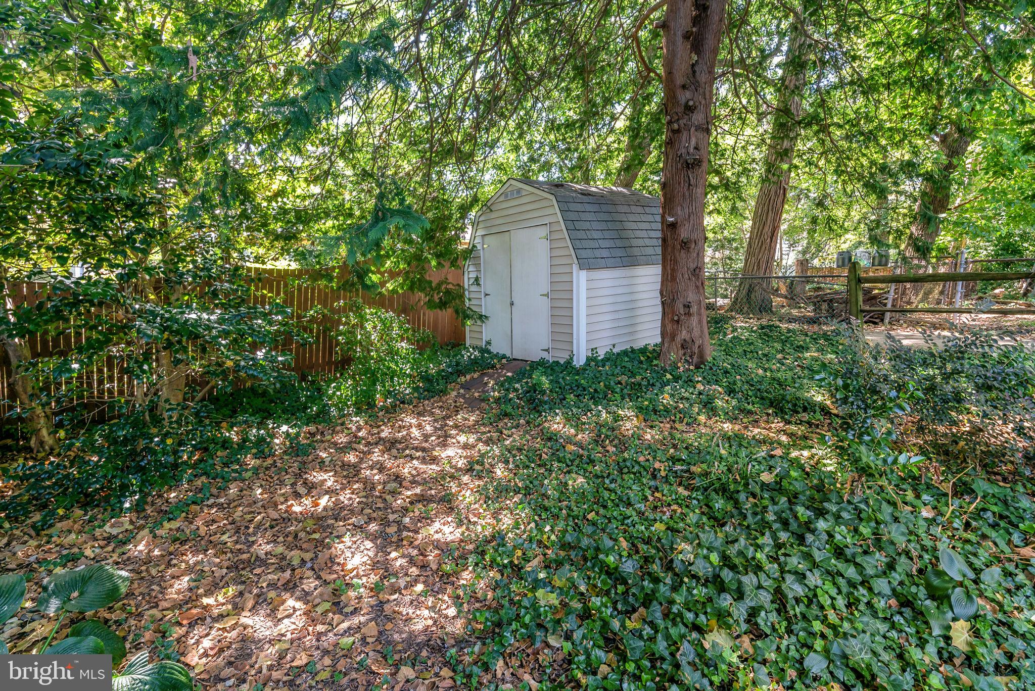 COUNTRY CLUB - Residential Lease