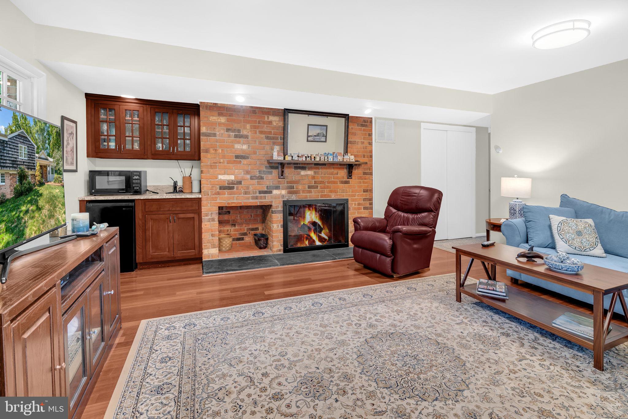 COUNTRY CLUB - Residential Lease