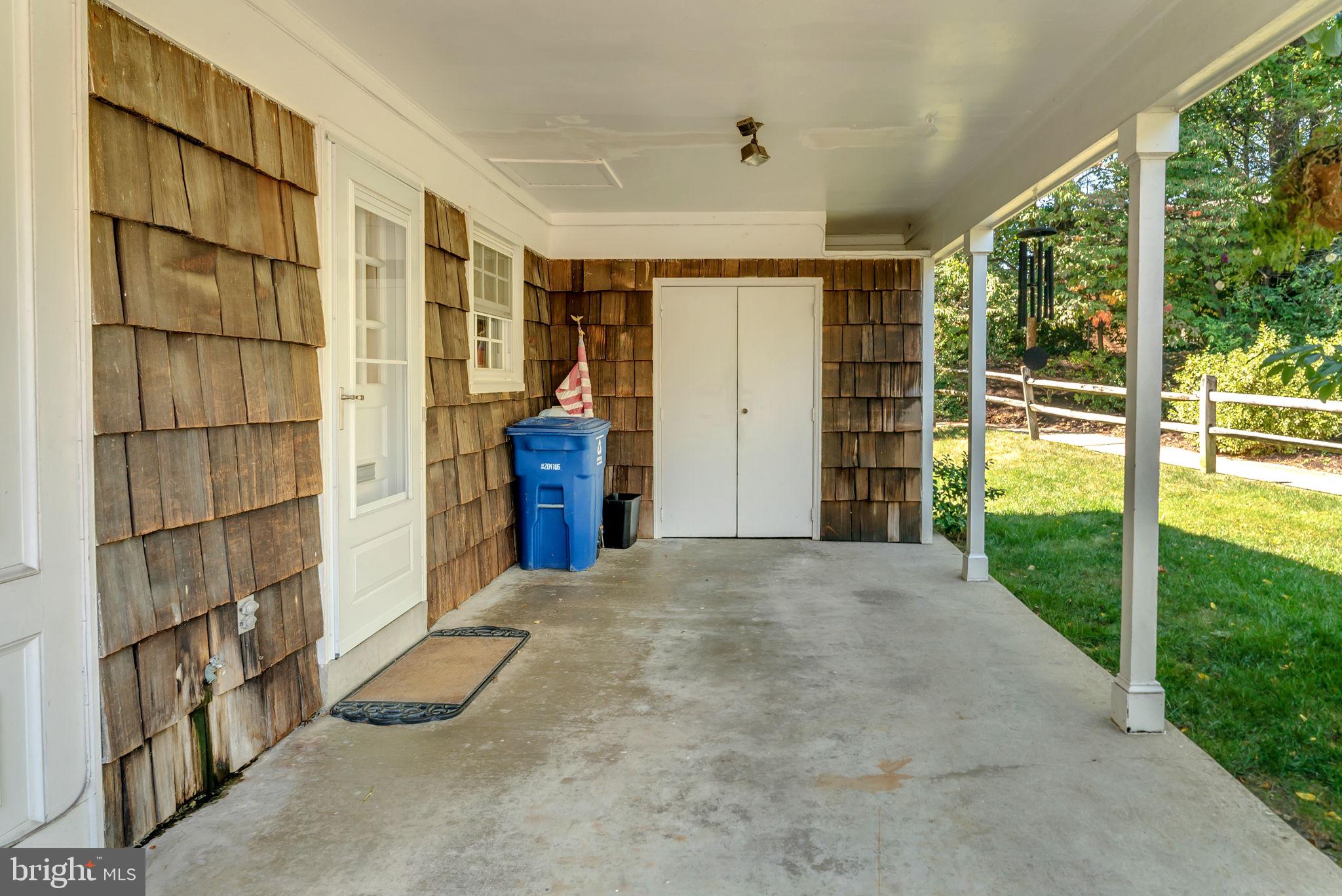 COUNTRY CLUB - Residential Lease