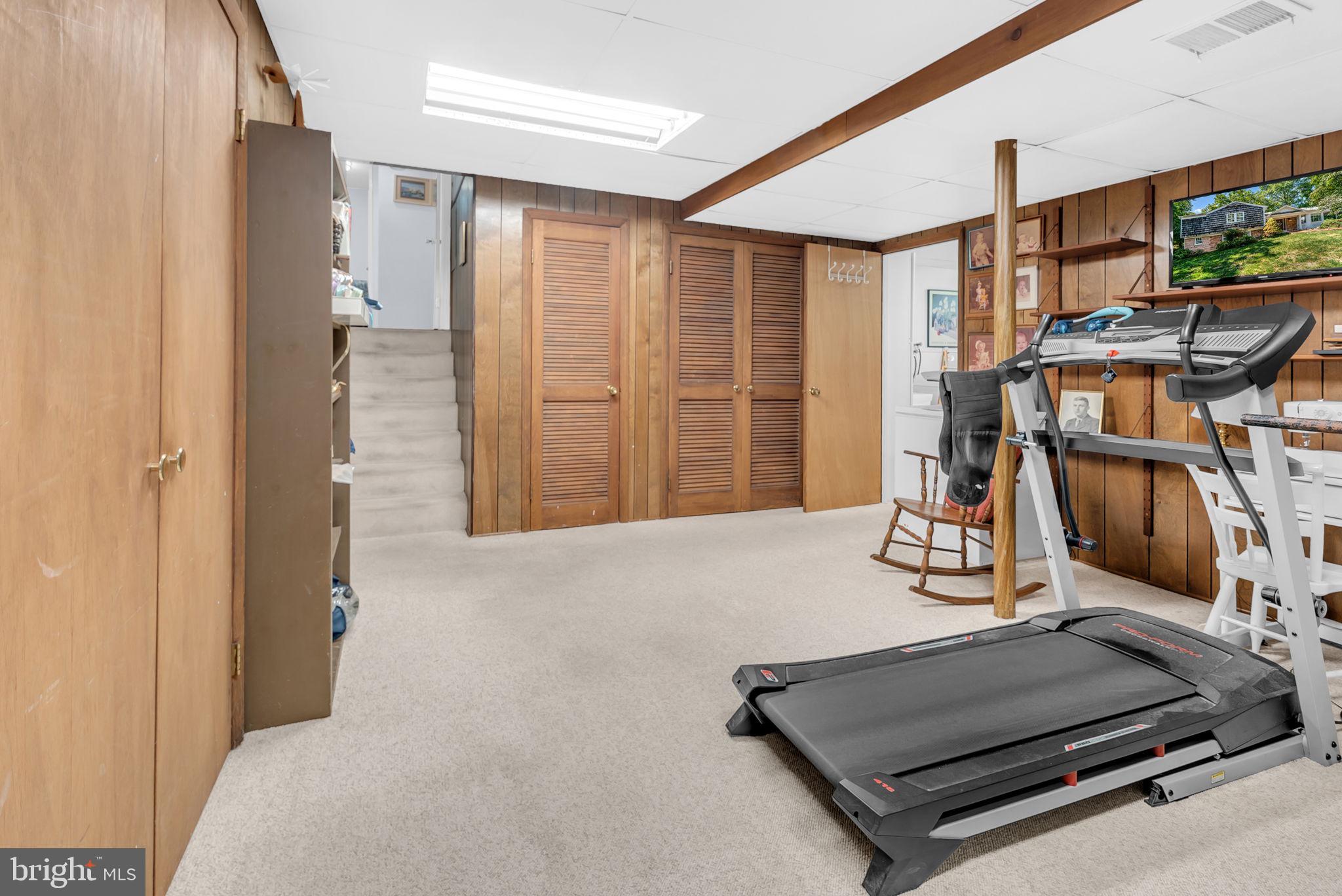 COUNTRY CLUB - Residential Lease