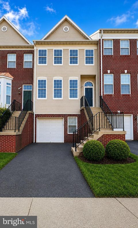 Photo of 6106 Early Autumn Drive, CENTREVILLE, VA 20120 (MLS # VAFX2315358)