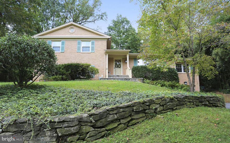 AMAZING CUSTOM  SPLIT IS SURE TO PLEASE THE FUSSIEST BUYER. BRIGHT & OPEN W/LOADS OF LIGHTING, GLEAMING REFINISHED HWD FLRS, UNIQUE USE OF SPACE W/CUSTOMIZED BUILT-INS THRU-OUT, WHITE KT W/TOP OF THE LINE SS APPL'S, HUGE STUDY OFF KT, SPACIOUS LR IS AN ENTERTAINERS DREAM, 3 UPDTD FULL BA'S & A FINISHED LL LVL HOME OFFICE W/SEP ENTRANCE. WHOLE HOUSE GENERATOR!! PRIVATE, FENCED YD. CUL-DE-SAC. 10++