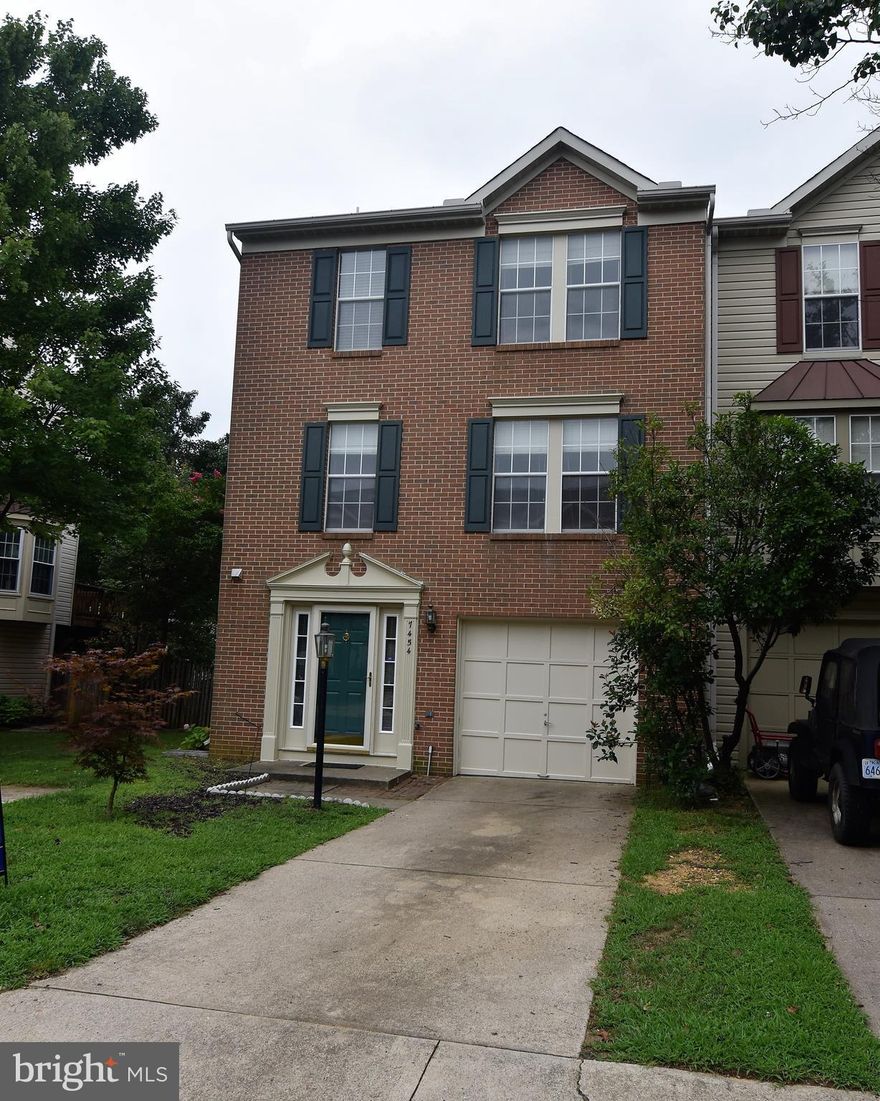 GREAT 3 BR, 2.5 BA END UNIT WITH GARAGE IN SOUGHT AFTER KINGSTOWNE LOCATION!! GORGEOUS HARDWOODS IN LIVING ROOM AND DINING ROOM - SPACIOUS KITCHEN WITH ISLAND.  DECK OFF KITCHEN - MASTER SUITE WITH WALK IN CLOSET, VAULTED CEILINGS AND FULL BATH. LOWER LEVEL REC ROOM WITH GAS FP WALK OUT TO FENCED BACKYARD & PATIO. CLOSE TO BELVOIR, HIGHWAYS, SCHOOLS, SHOPPING, RESTAURANTS, AND MORE!!