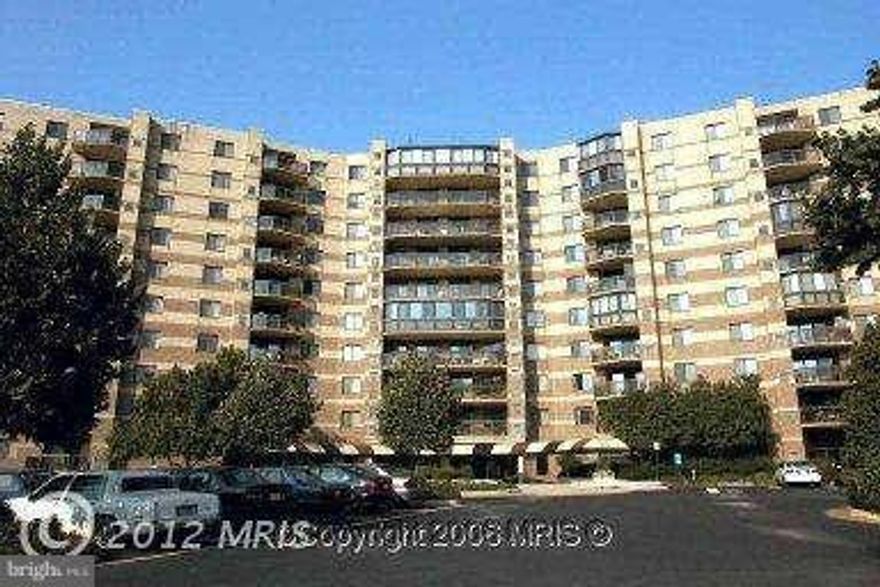 Top floor unit with 2 bedroom, 2 full bath & balcony in Rotonda. Wonderful view of the mountains. Fantastic Rontonda amenities including pools (outdoor and indoor), tennis courts, library, convenience store, etc. Great location in Tysons Corner/McLean. Walk to Metro.