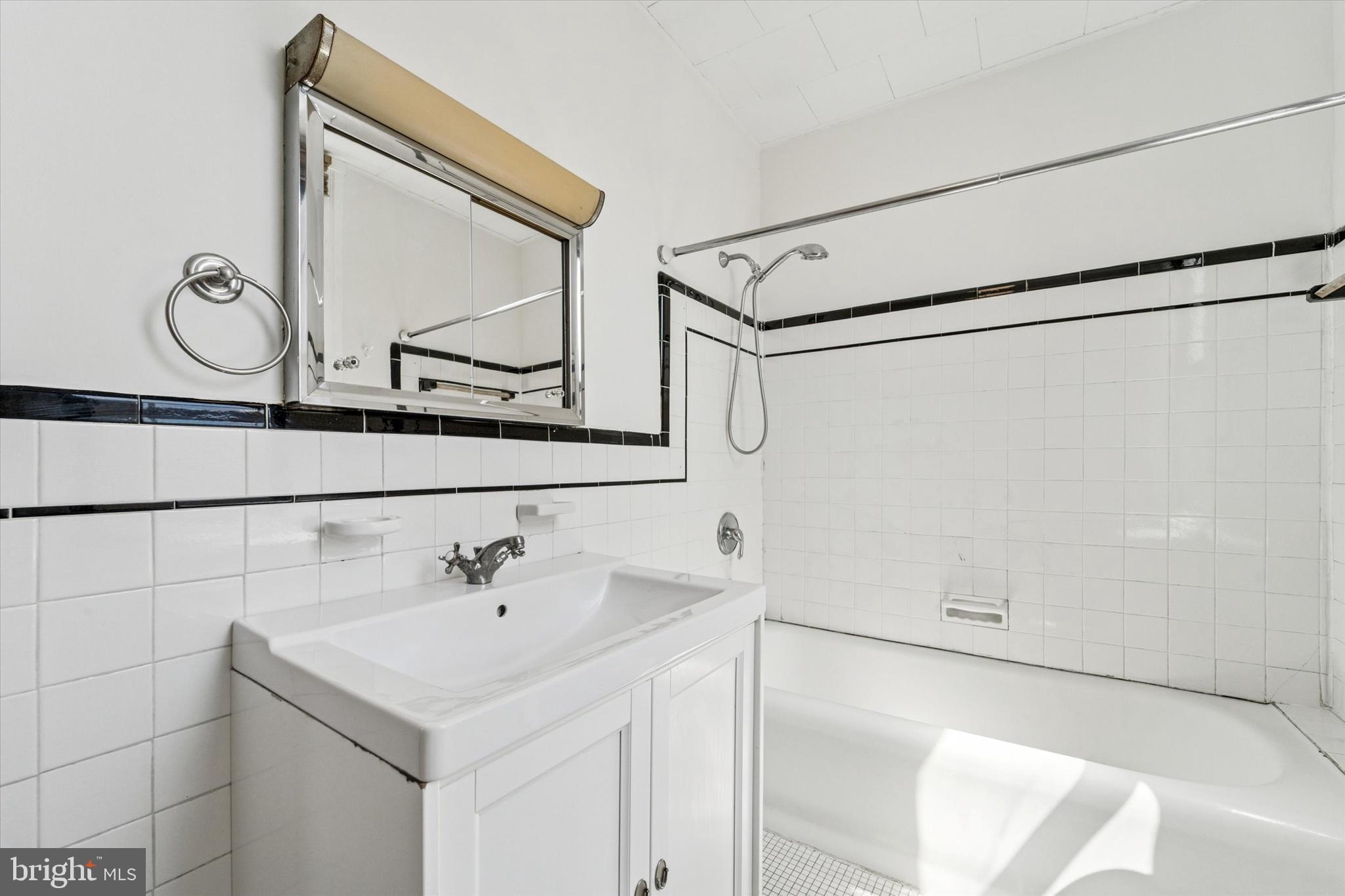 ITALIAN MARKET - Residential Lease