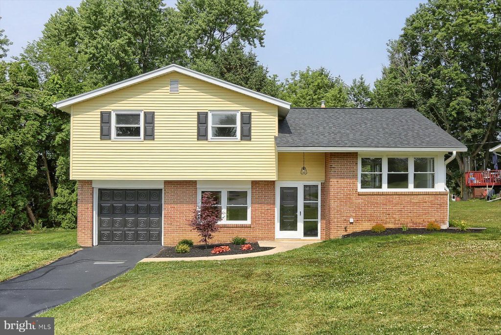 Photo of 38 QUAKER HILLS RD, LANCASTER, PA 17603 (MLS # PALA2036970)