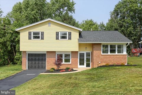 Photo of 38 QUAKER HILLS RD, LANCASTER, PA 17603 (MLS # PALA2036970)