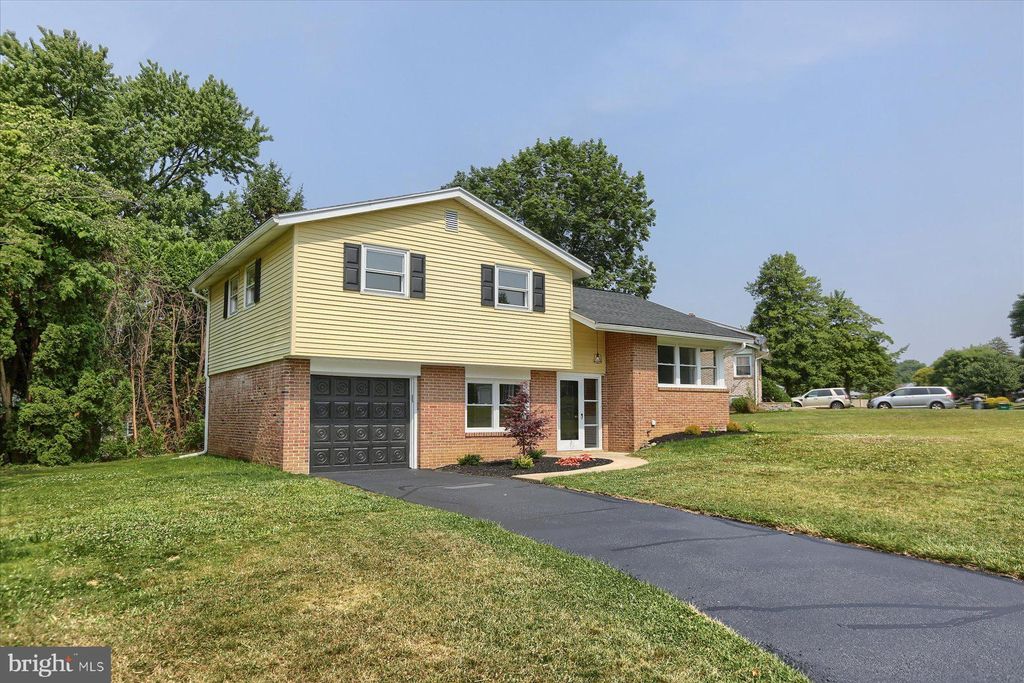 Photo of 38 QUAKER HILLS RD, LANCASTER, PA 17603 (MLS # PALA2036970)