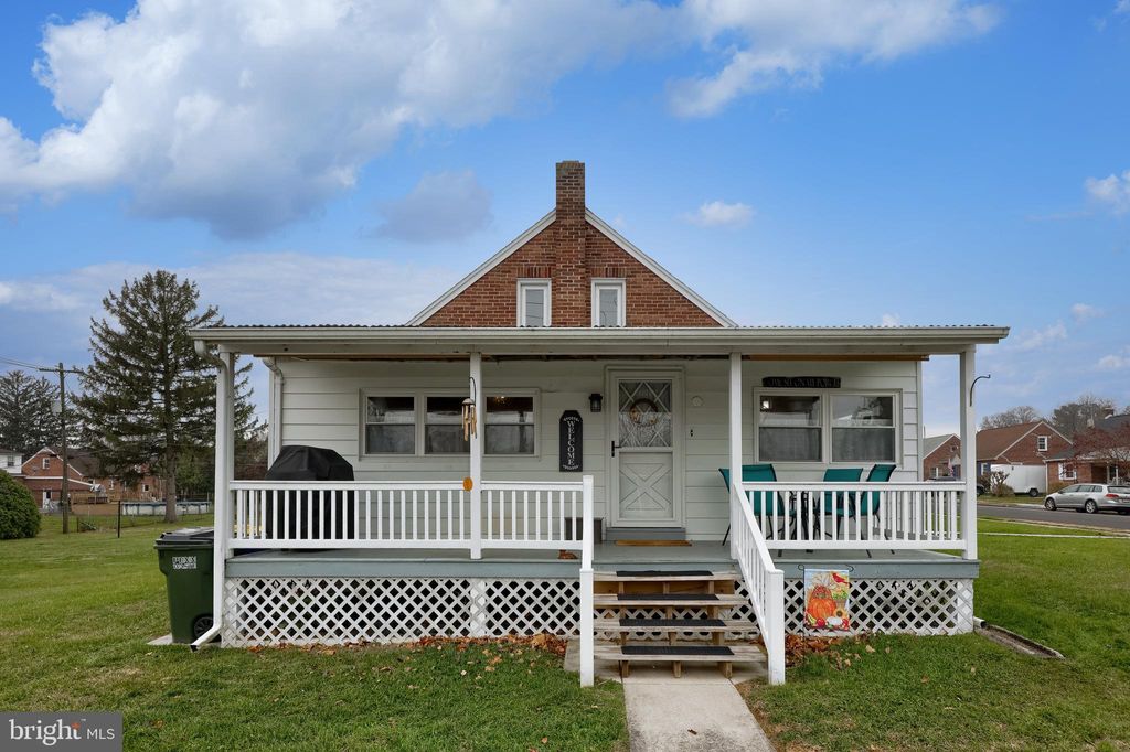 Photo of 2000 Filbert Street, YORK, PA 17404 (MLS # PAYK2094172)