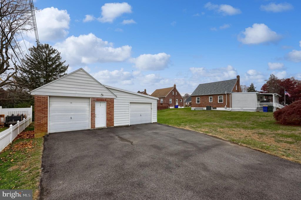 Photo of 2000 Filbert Street, YORK, PA 17404 (MLS # PAYK2094172)