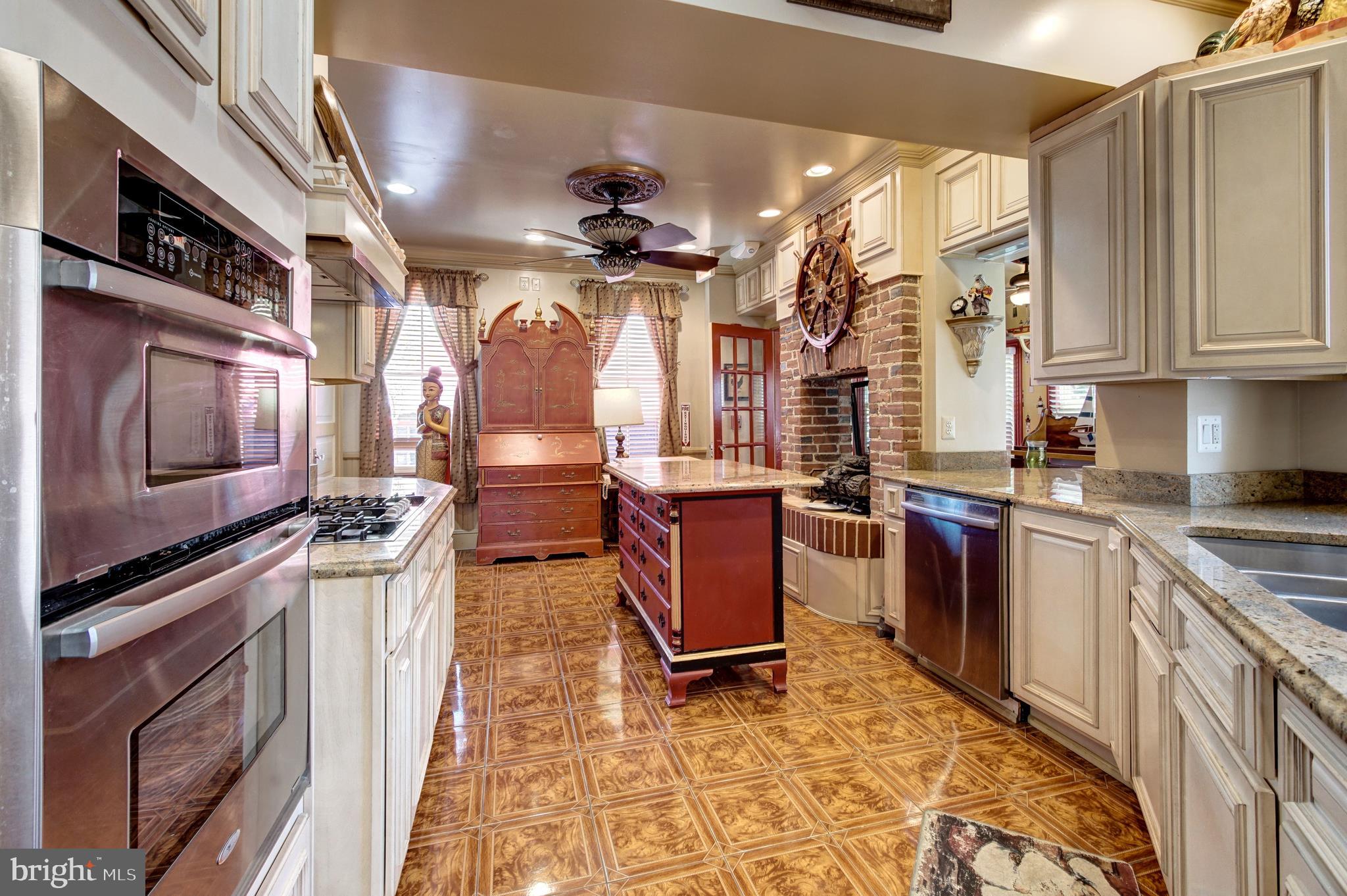 HISTORIC DISTRICT - Commercial Sale