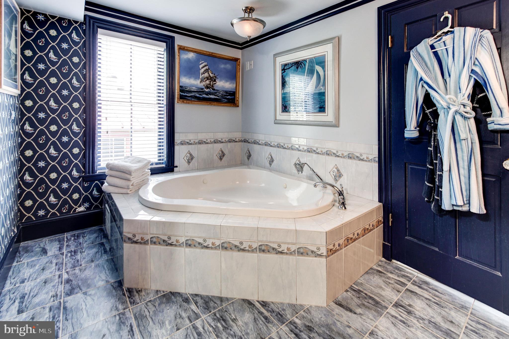 HISTORIC DISTRICT - Commercial Sale