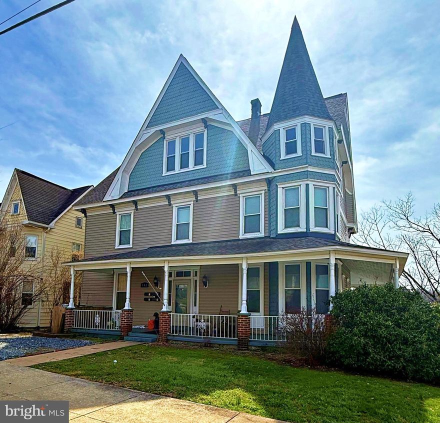 Listing agent must be present for all showings. To protect the tenants’ privacy, an NDA must be signed prior to any showing. We appreciate your cooperation.