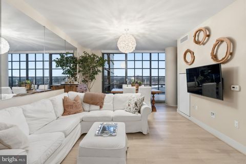 45 SUTTON SQUARE SW 403 WASHINGTON DC 20024