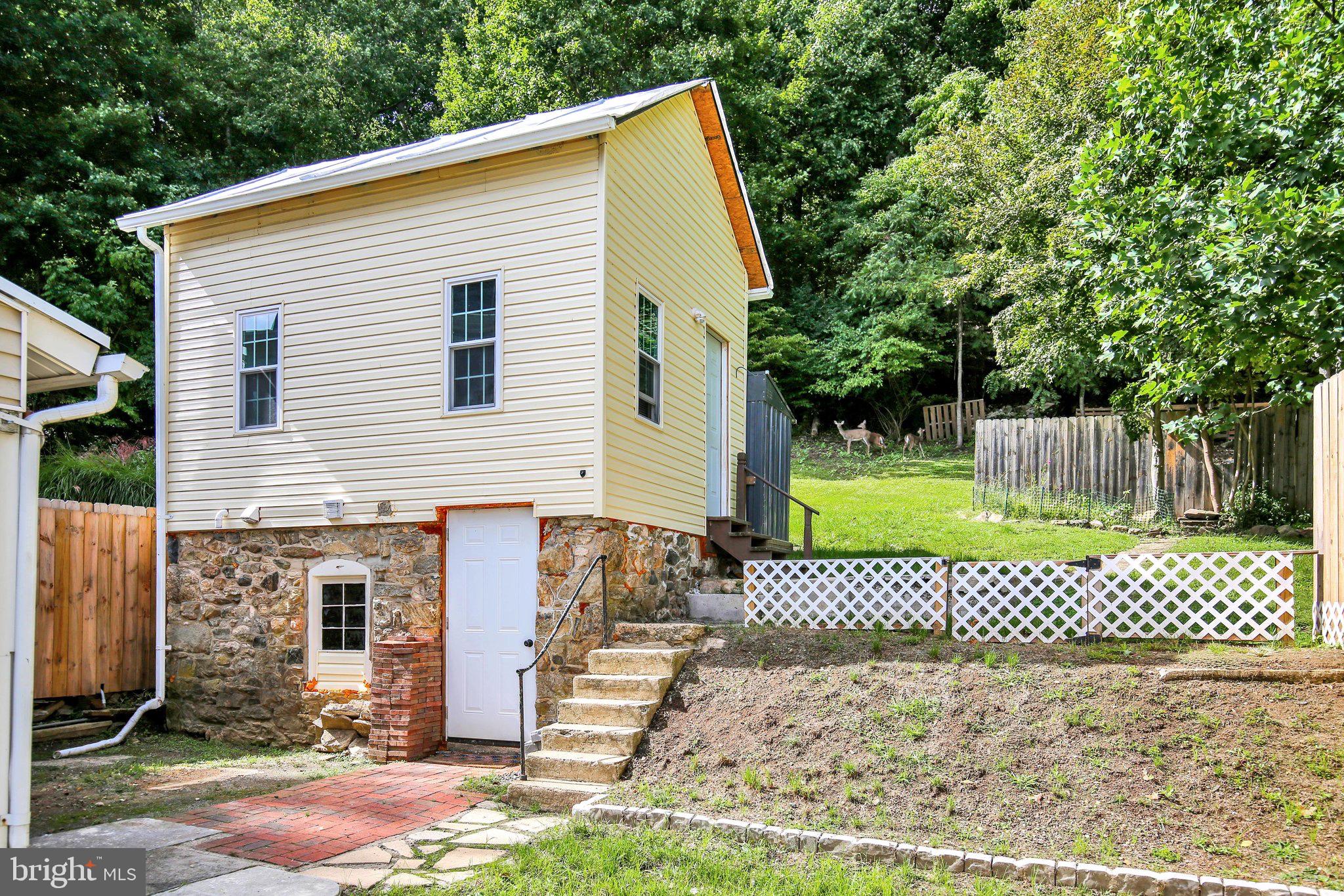 1438 SESSER LANE