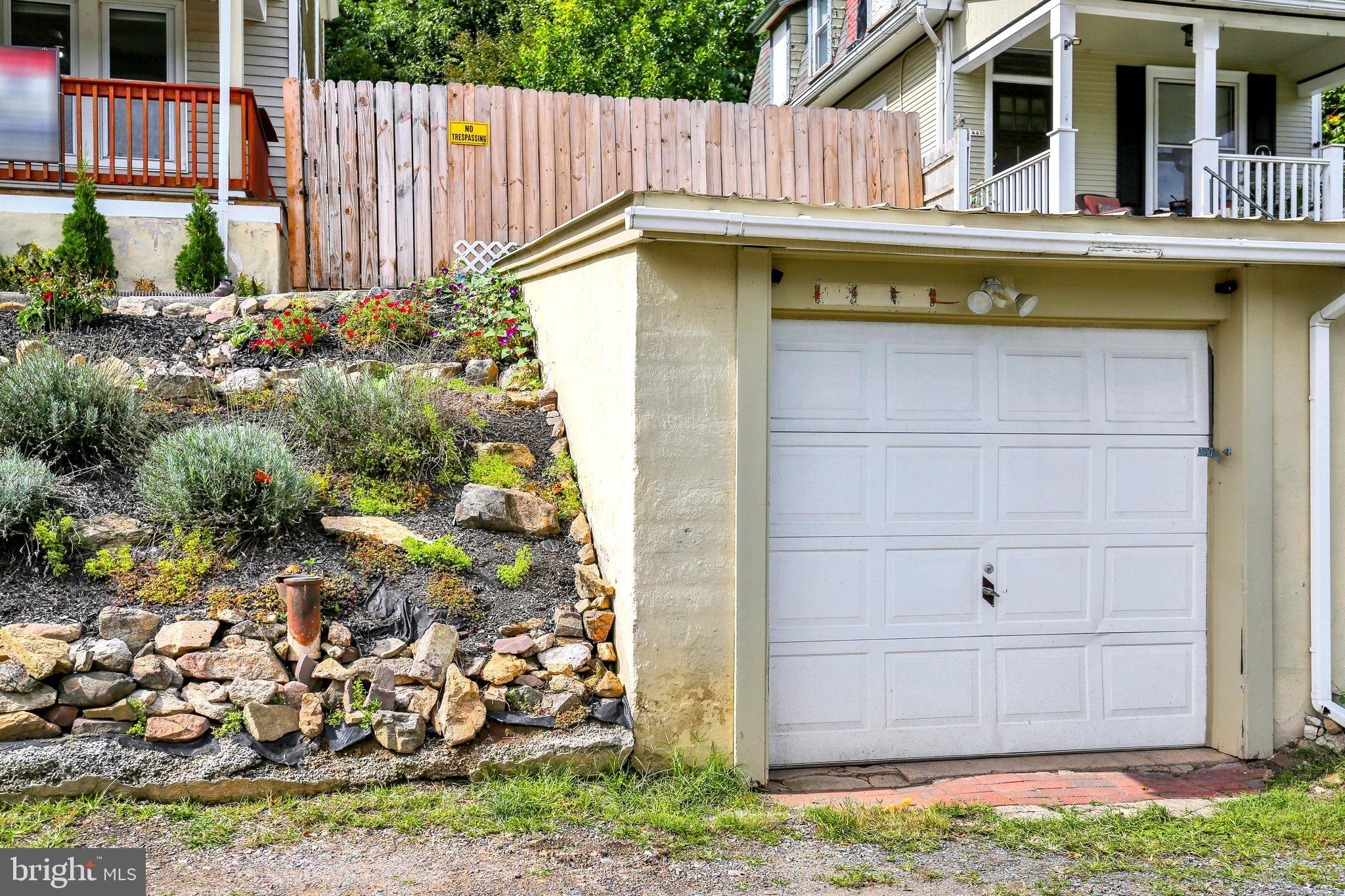1438 SESSER LANE