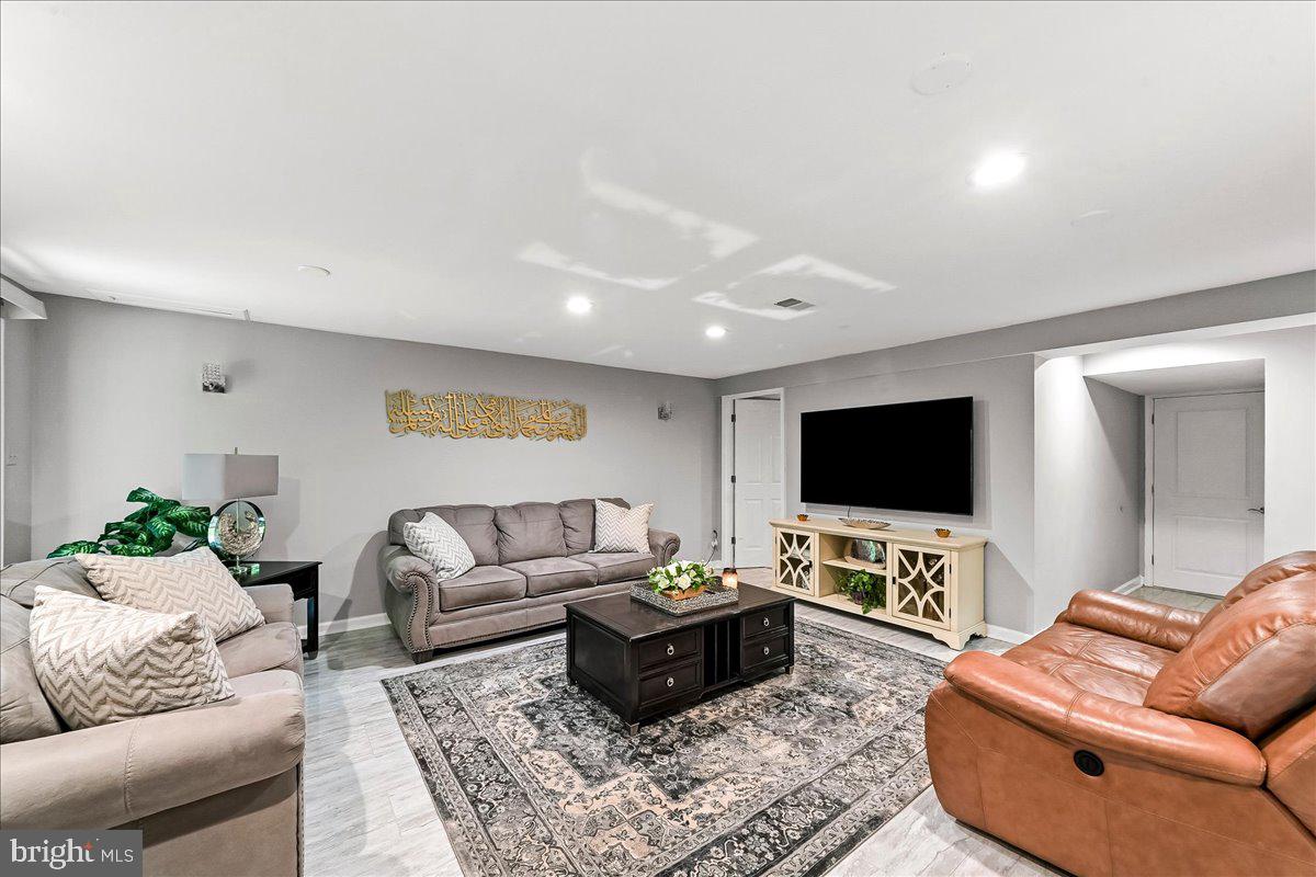 CHARLESTOWN OAKS - Residential