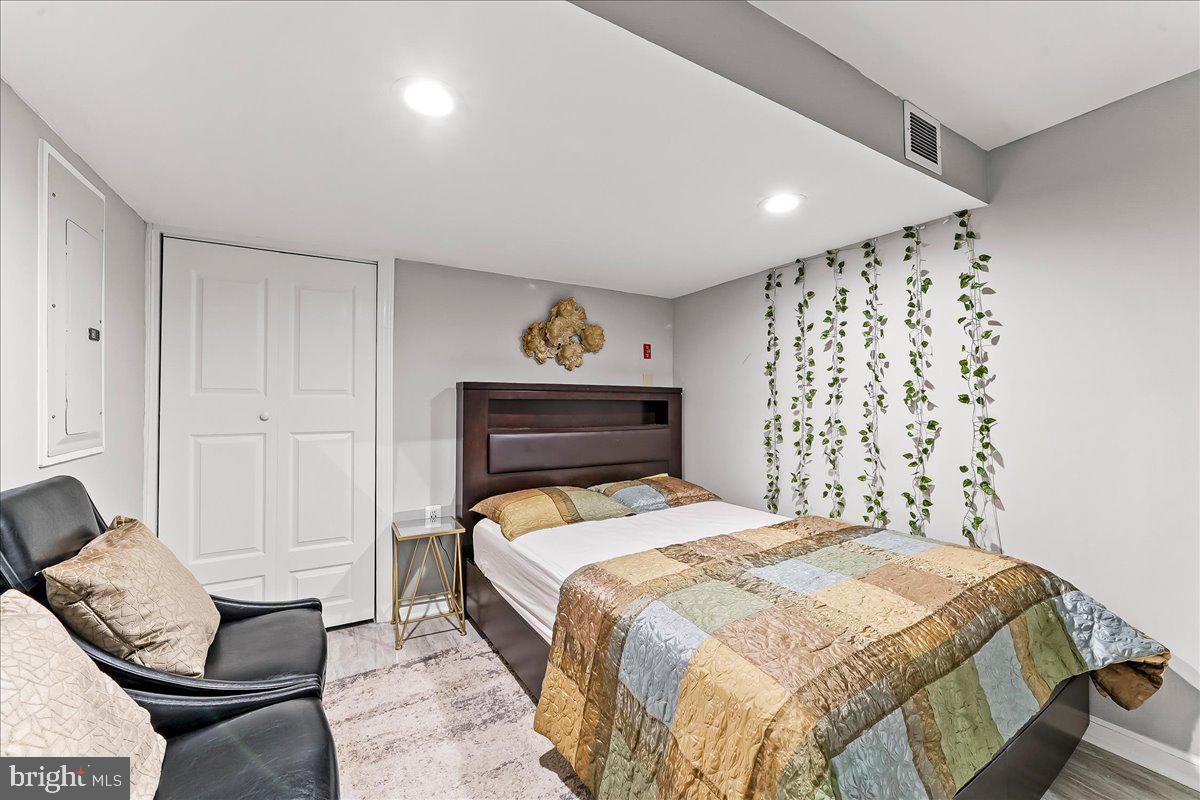 CHARLESTOWN OAKS - Residential