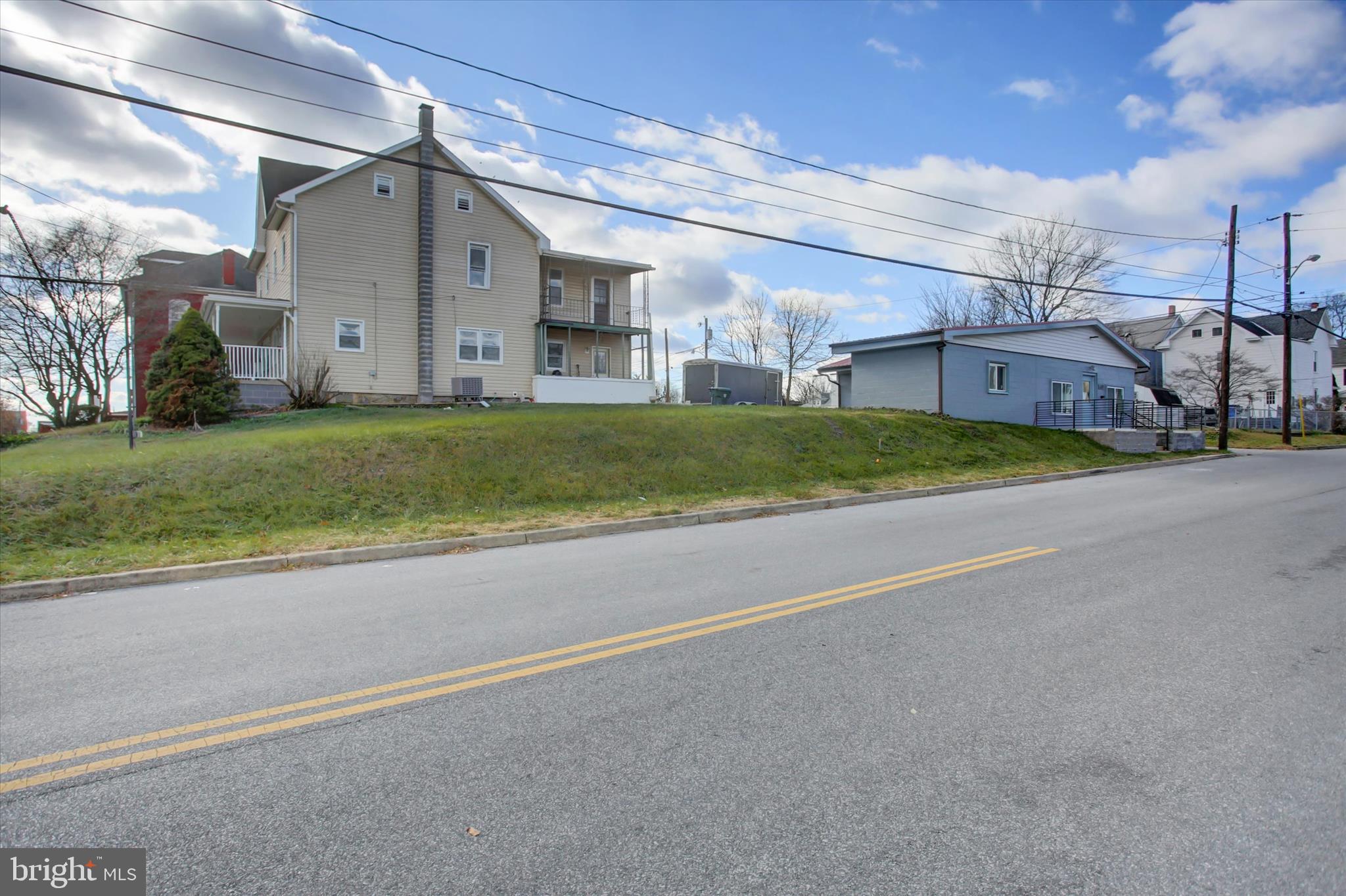 Main image without alt text