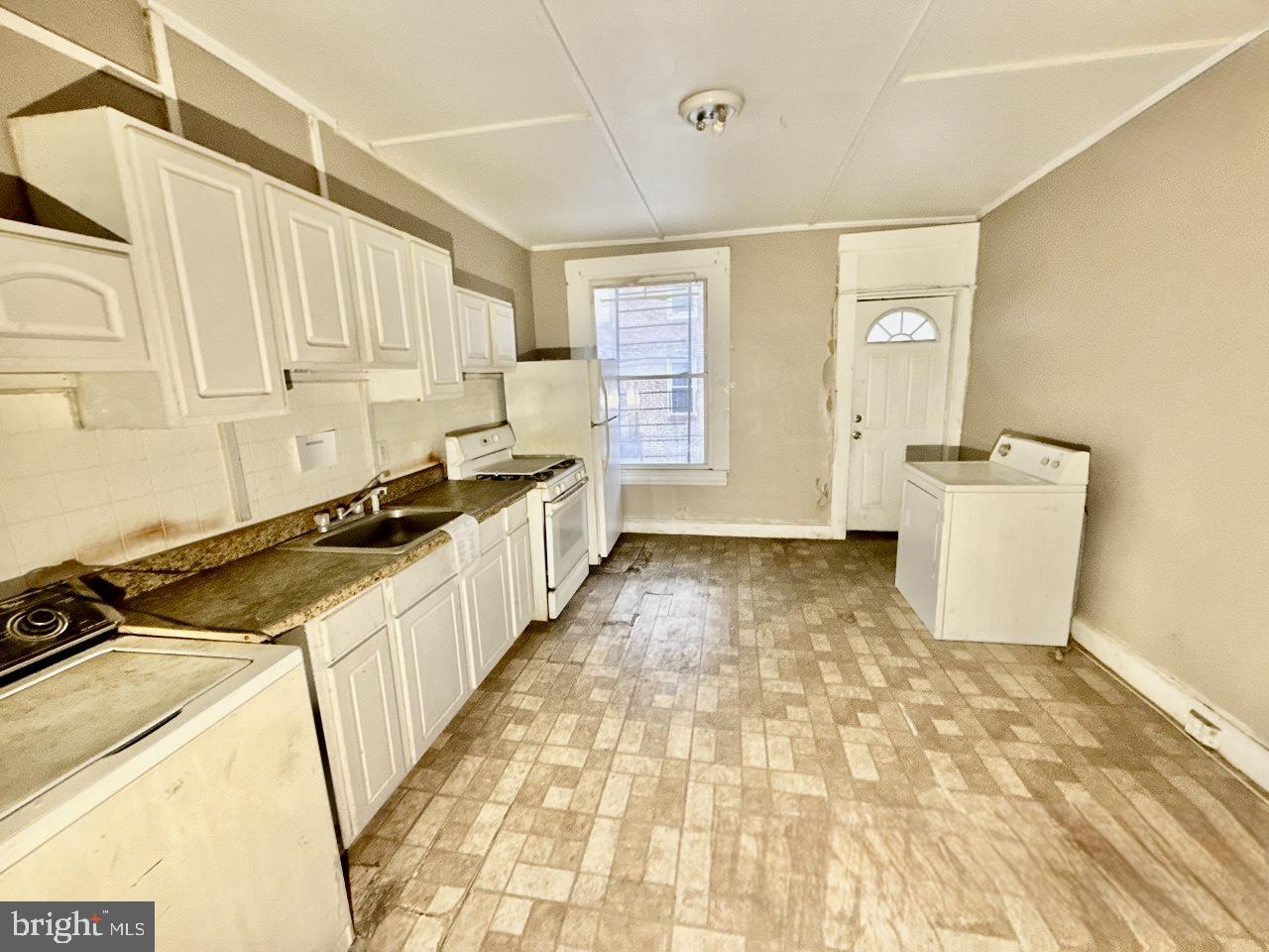 3035 E MONUMENT STREET