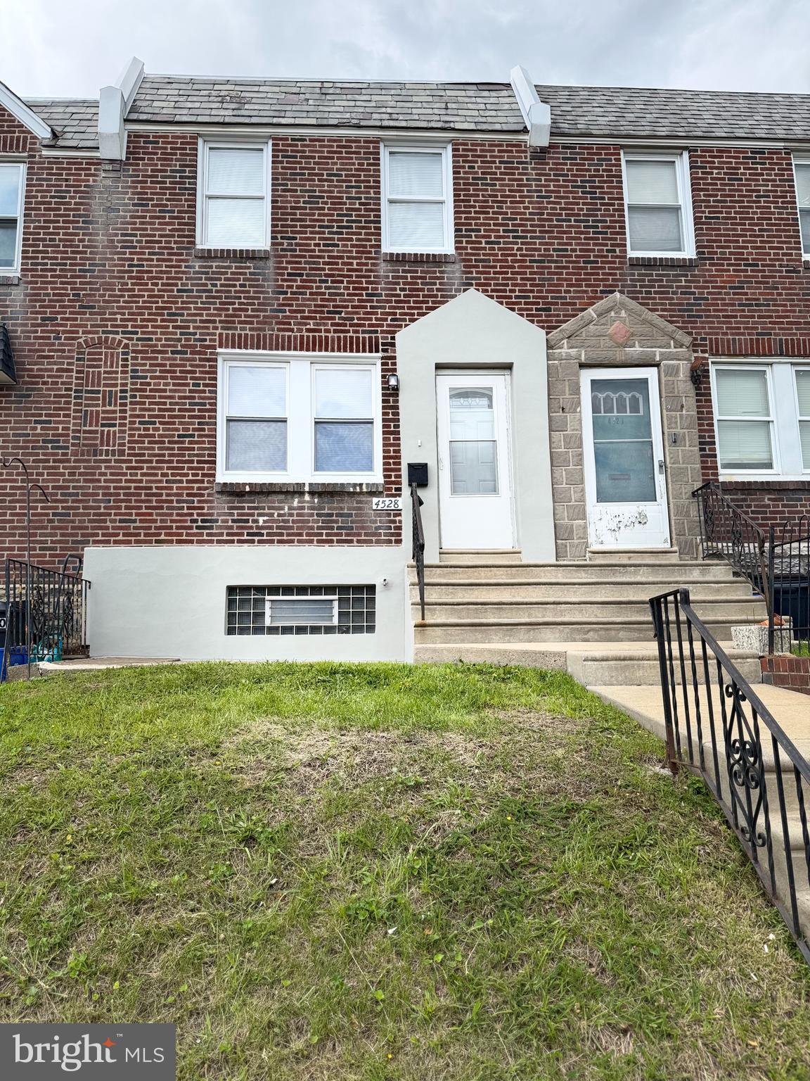Beautiful New Listing!
This home features a brand-new kitchen with modern appliances and luxury vinyl flooring.
Located in the historic Mayfair neighborhood, it offers easy access to major retailers and main roads for a smooth commute anywhere in the city.