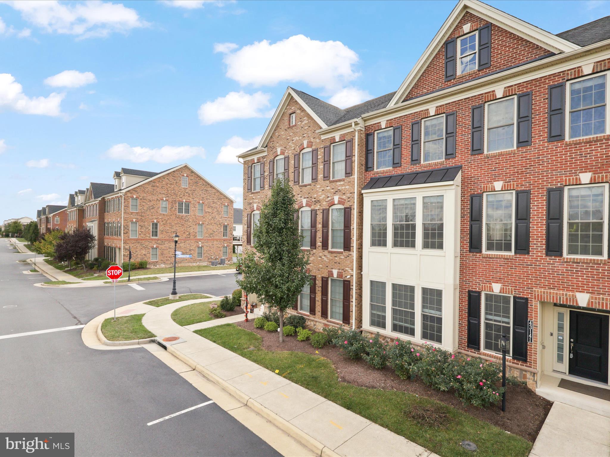 43141 CLARENDON SQUARE