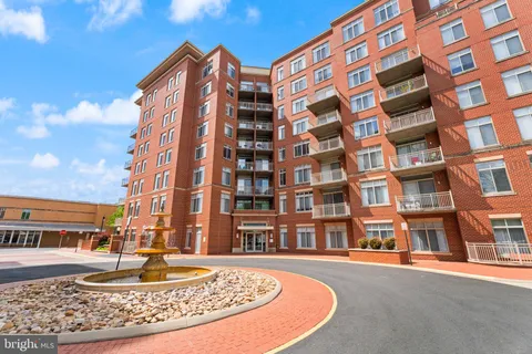 4490 Market Commons Drive Unit 105, Fairfax, VA MLS: VAFX2233122