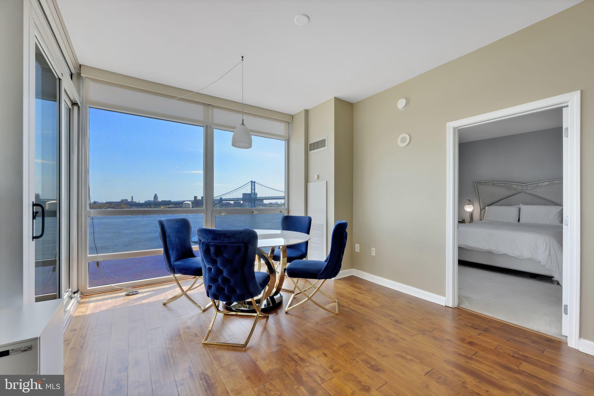 WATERFRONT SQUARE - Residential