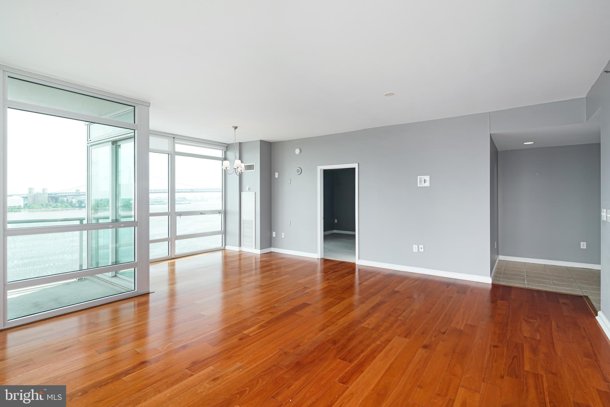 WATERFRONT SQUARE - Residential