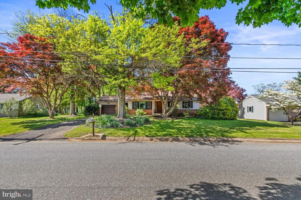 Photo of 546 Longfellow Drive, Lancaster, PA 17602 (MLS # PALA2050442)