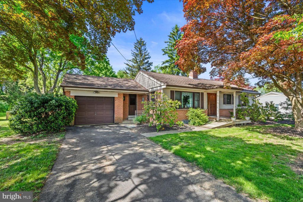 Photo of 546 Longfellow Drive, Lancaster, PA 17602 (MLS # PALA2050442)