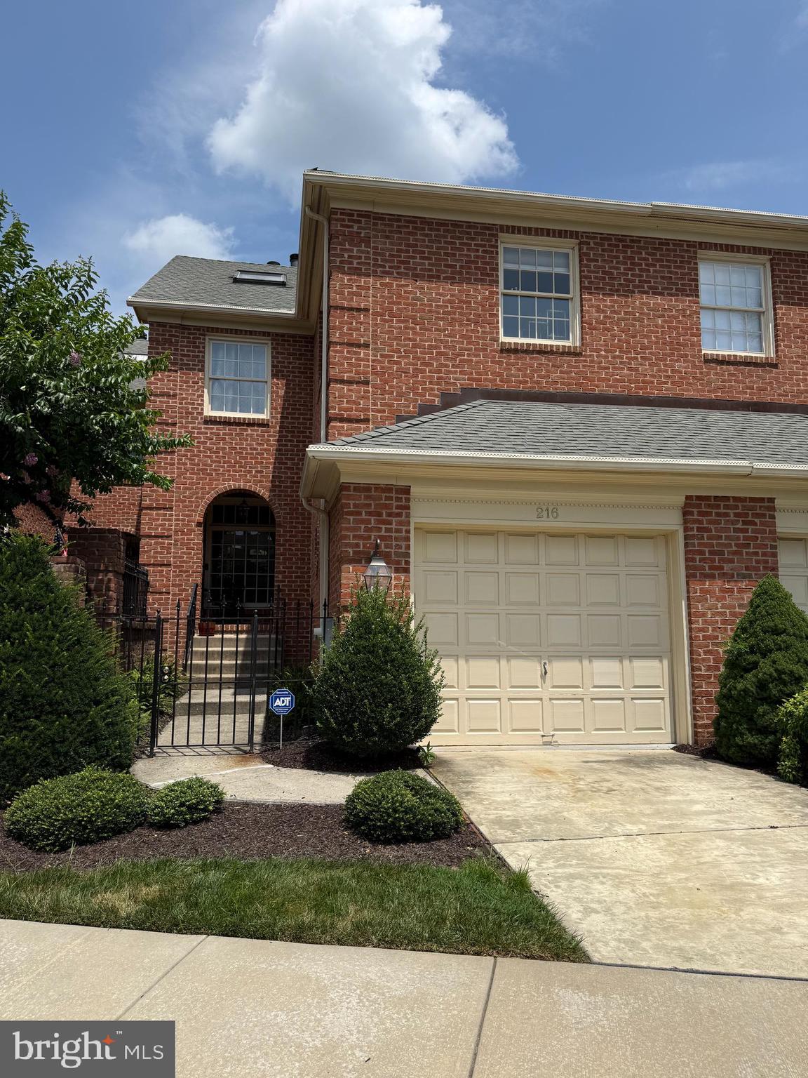 216 WELLINGTON COURT