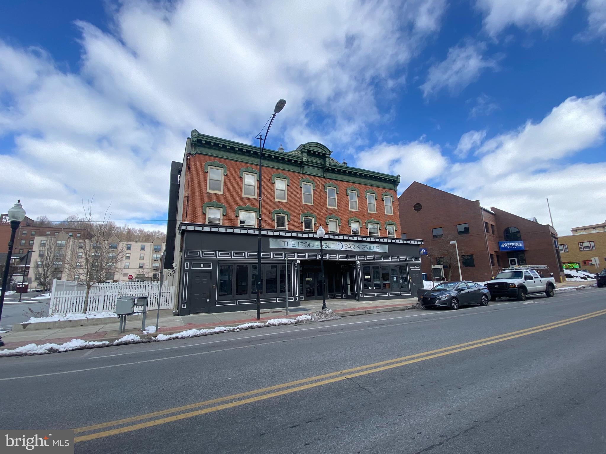 Main image without alt text