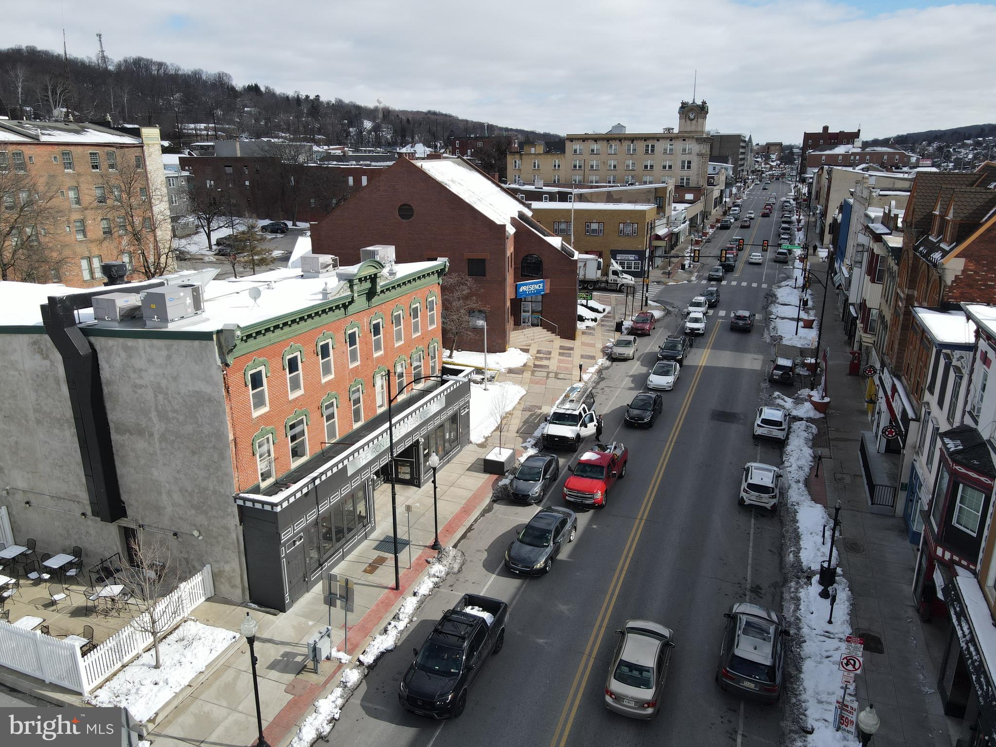 Main image without alt text