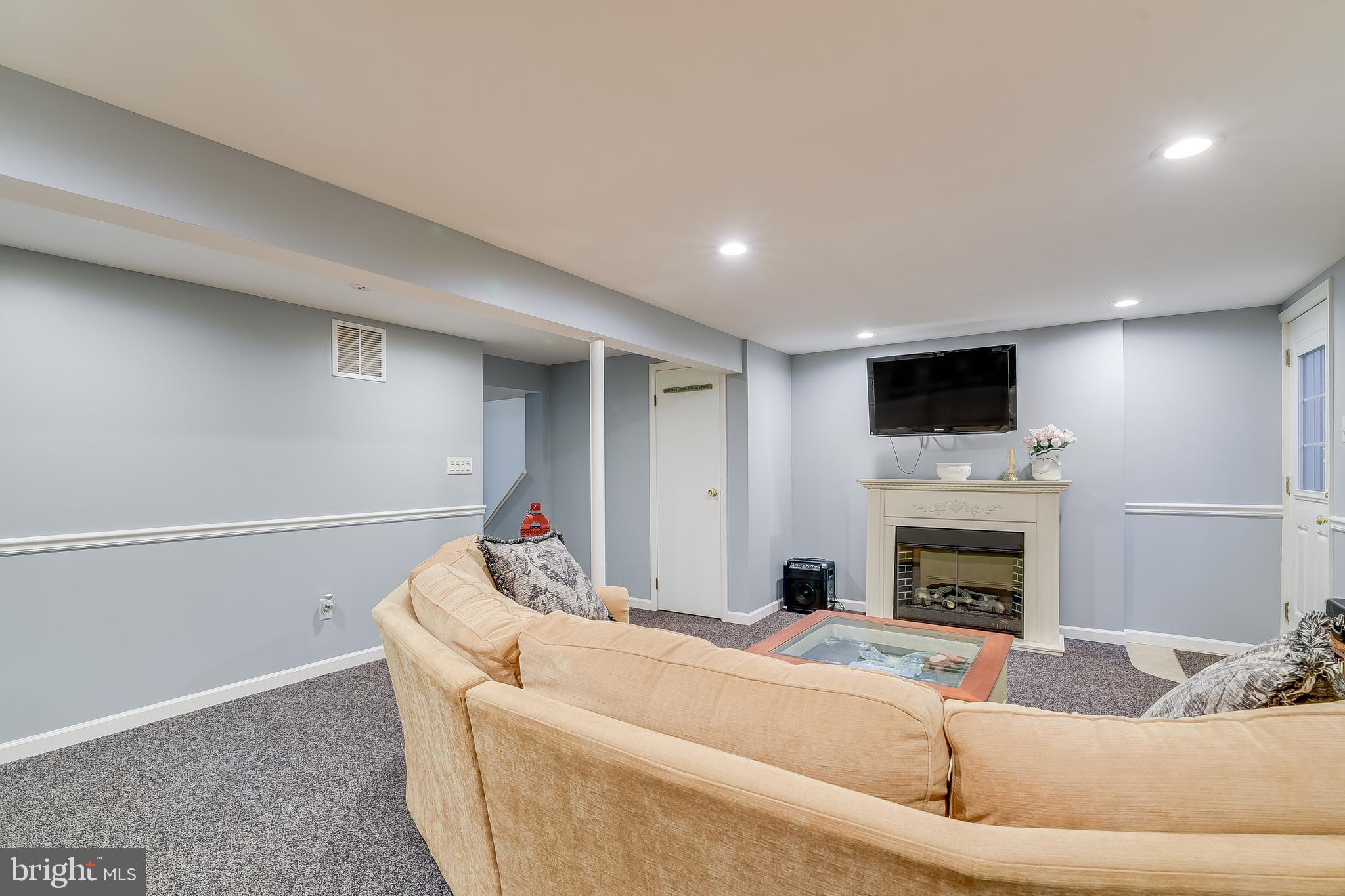 SEVEN COURTS - Residential